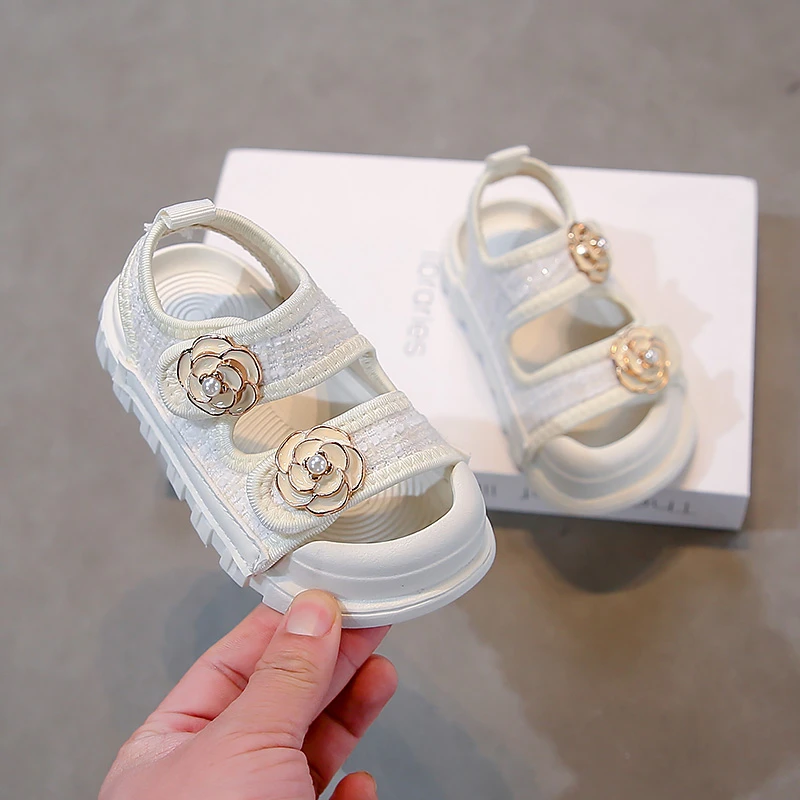 صنادل أطفال صيفية جديدة لعام 2025 صنادل أنيقة على...