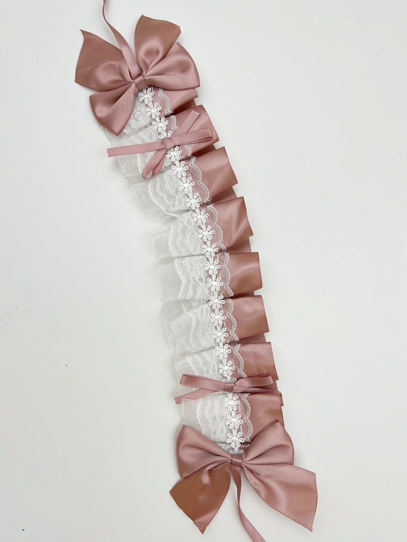 Gothic Lolita Süßes Stirnband in Kontrastfarbe mit Rüschen, Spitze, Schleife und Haarspangen, Anime Maid Kopfschmuck – Detail 5