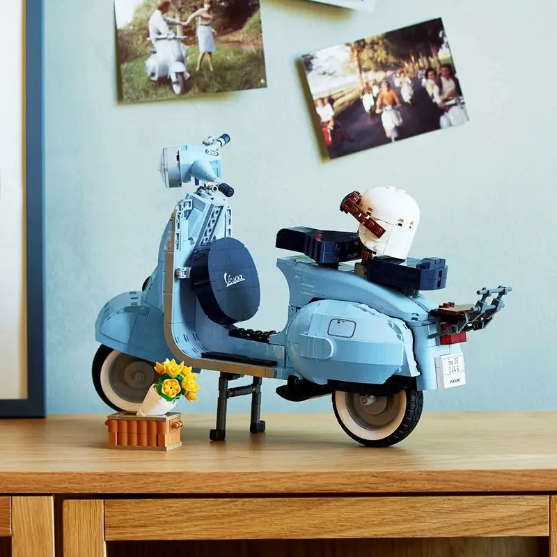 1106PCS Roman Holida Vespa 125 Compatible 10298 Technical Famous Motorcycle City Building Blocks MOTO Toys For Kids Gift 3