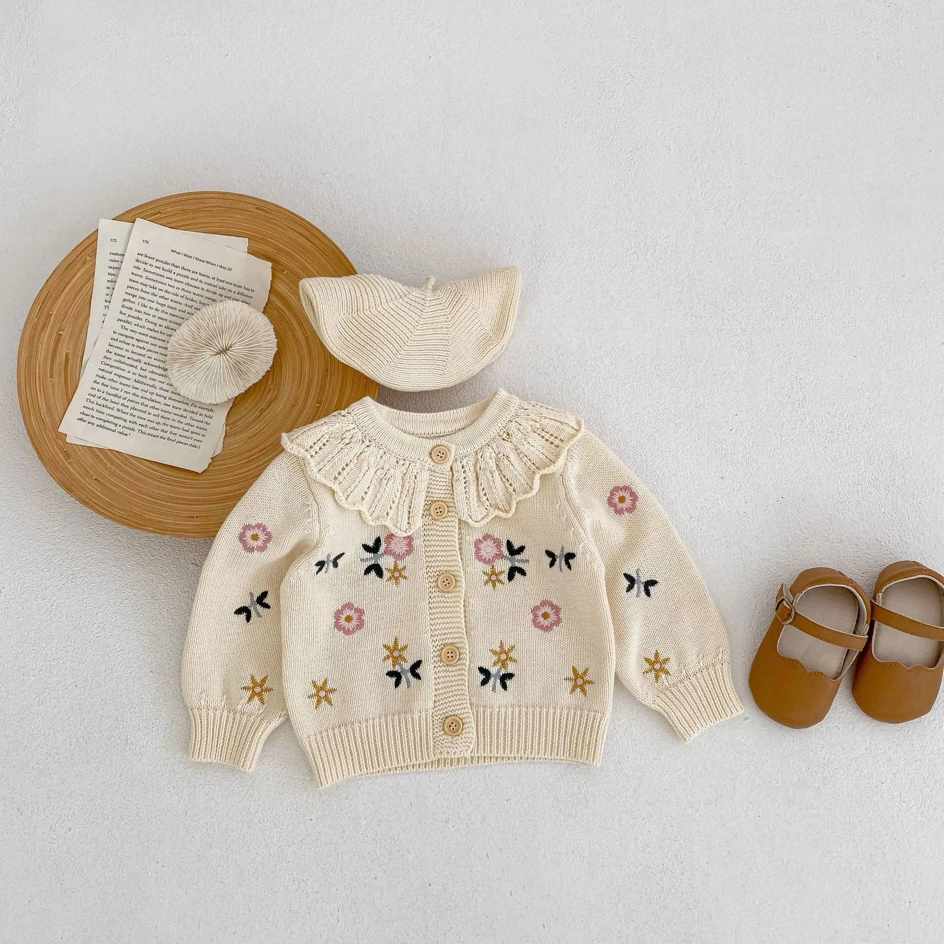 

2023 Spring New Baby Girls Sweaters Kids Cotton Knitted Ruffle Collar Cardigan Coat Fashion Flower Embroidered Girls Outerwear