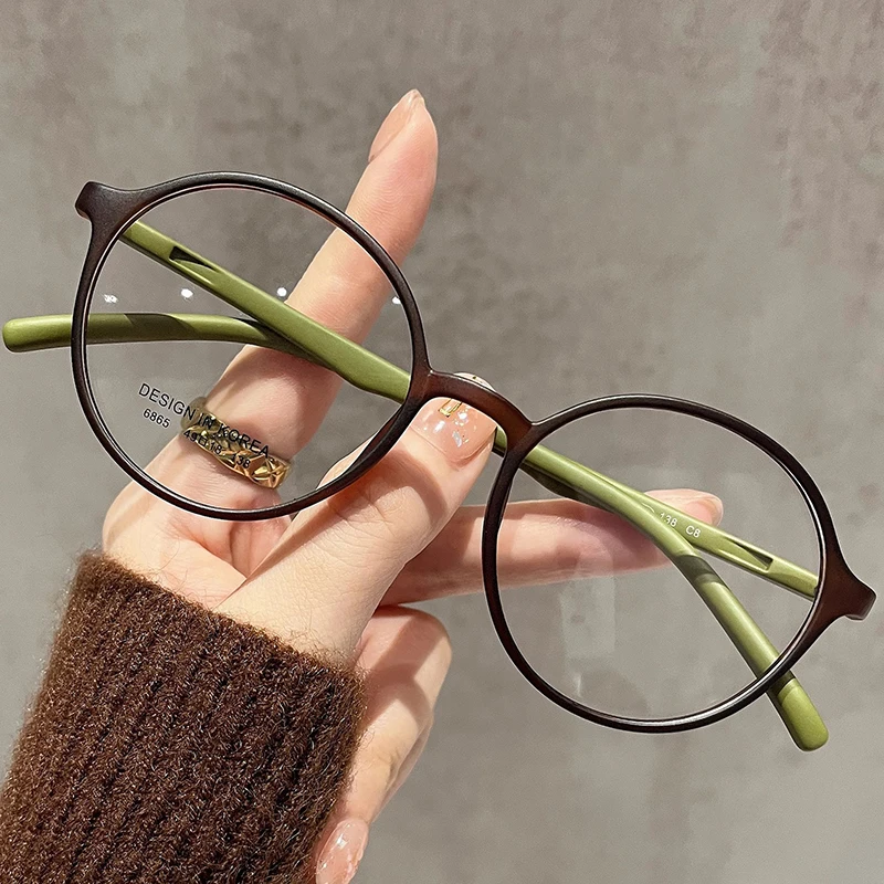Chic Women's Reading Glasses - Fashionable Eyewear