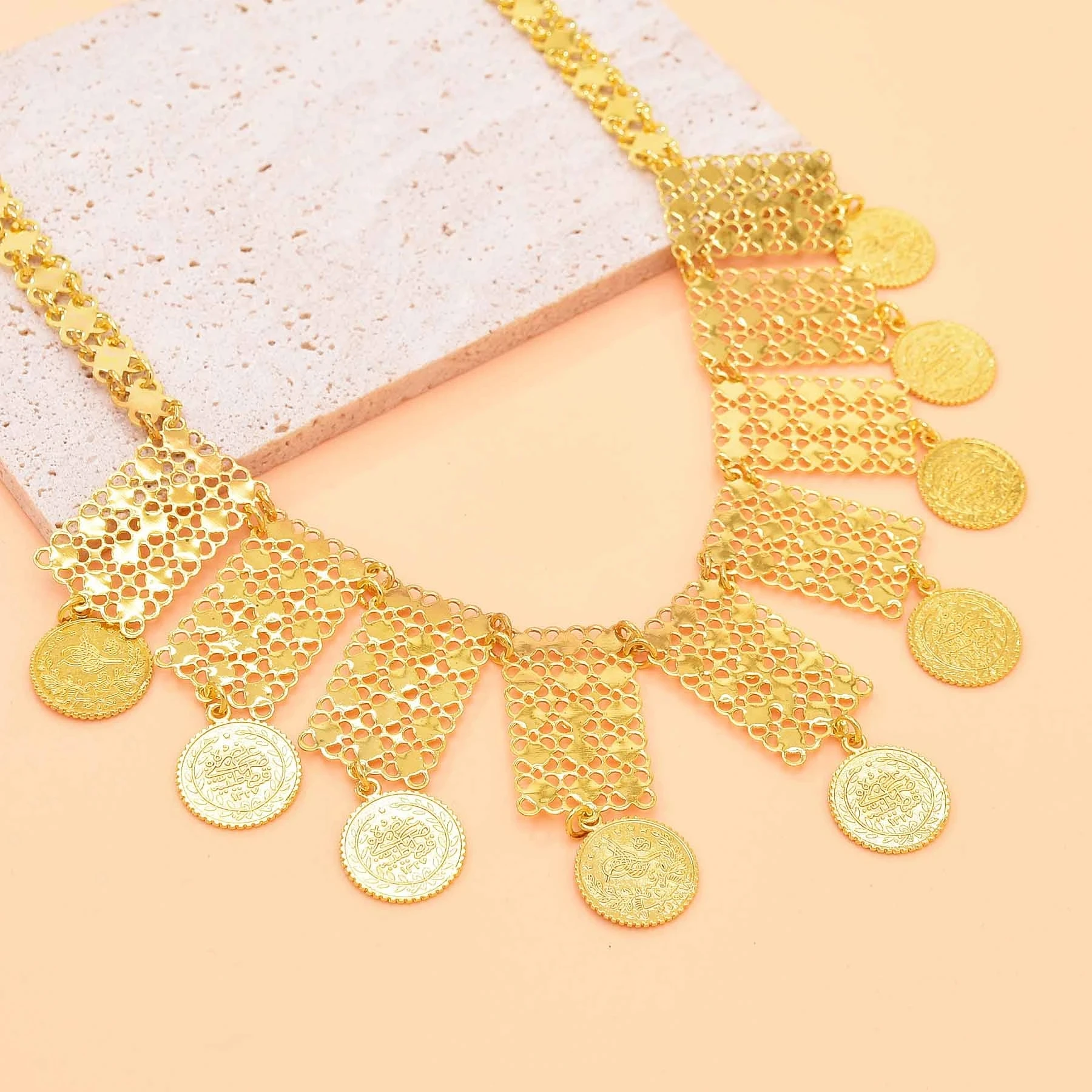 عقد ليرات ذهبي متدلي – تصميم تراثي أنيق