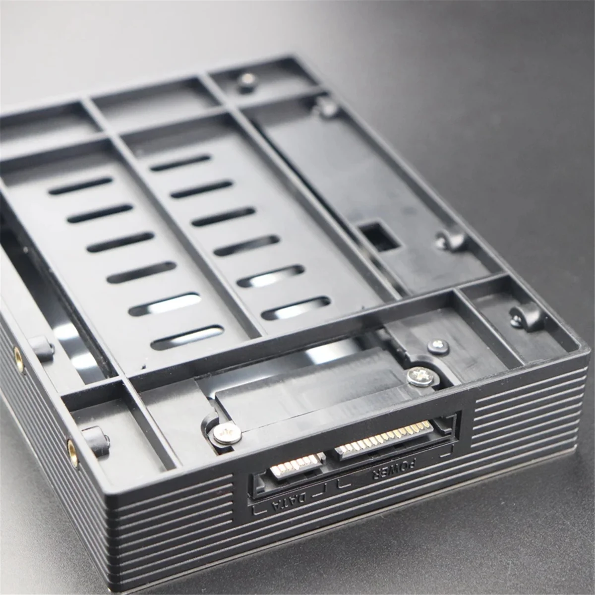 Hot sale 2.5 Inch to 3.5 Inch Internal Floppy Bay SATA III 6Gbps Tray-LESS Mobile Rack for 2.5 HDD SSD Hard Drive Backplane