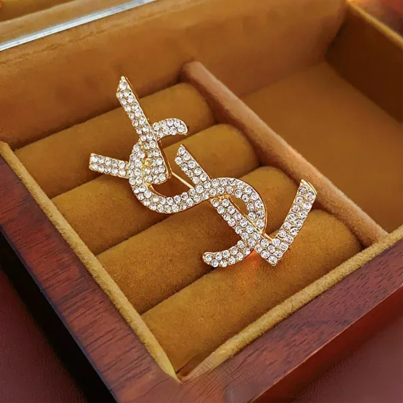 Art Luxury Letter Water Diamond Chest Flower Pin Brooch Women's Fashion Design Coat Sweater Matching