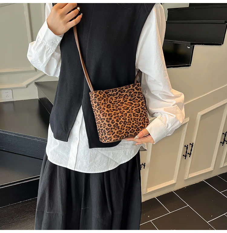 Neue Frauen Kleine Umhängetasche Koreanische Minimalistischen Maillard Wildleder Umhängetasche Retro Leopard Print Mini Eimer Tasche – Detail 15