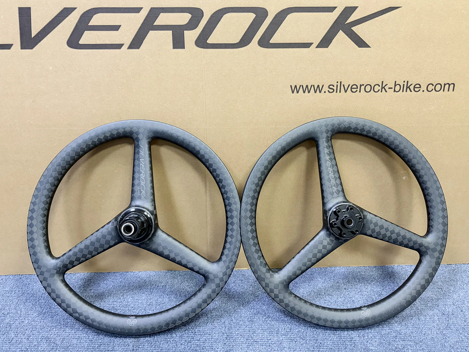 SILVEROCK NEO Carbon-Trispoke-Räder 16 Zoll 349 Scheibenbremse Steckachse 74 mm 142 mm für JAVA NEO Trifold Falträder – Detail 10