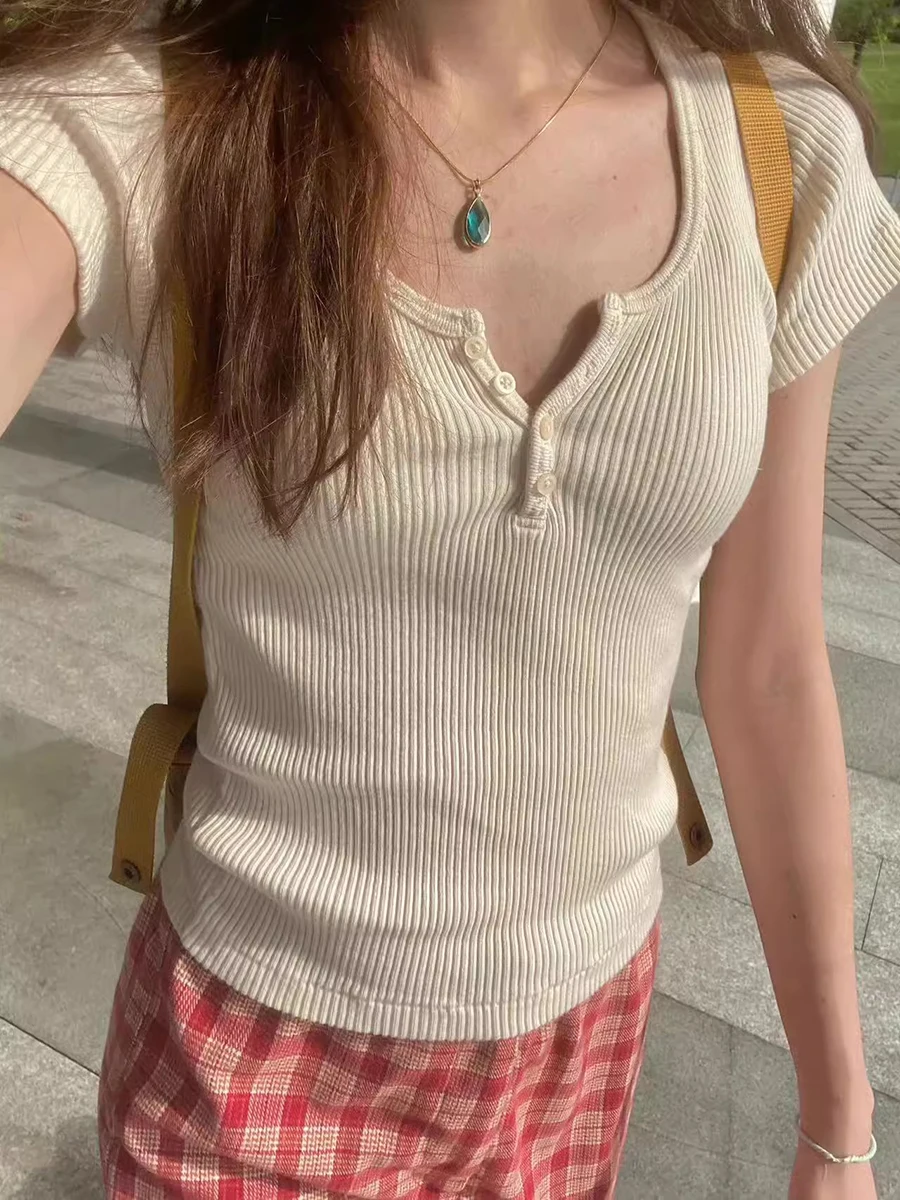 

Женская футболка с круглым вырезом, коротким рукавом и четырьмя пуговицами