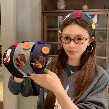 קשת לשיער חמודה עם תלאים וכפתורים עבודת יד 4 צבעים לבחירה