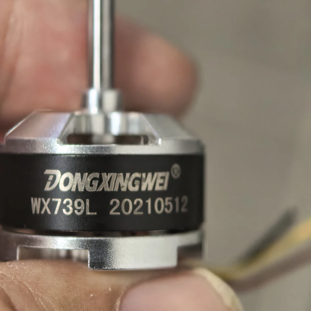 Détail de l'arrière du moteur sans balais BLDC 1700KV haute vitesse, avec les trois fils de phase et le dissipateur thermique.