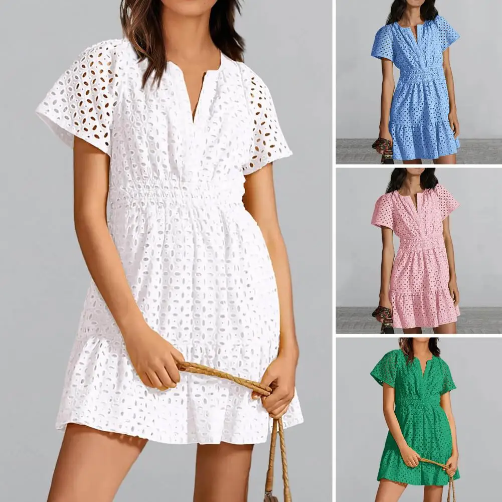 

Женское кружевное мини-платье с V-образным вырезом и оборками