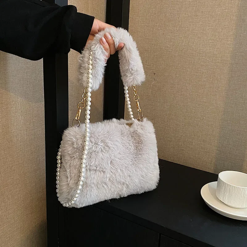 New Fashion Plush Bag Women Casual Faux Fur Pearl Chain Mini Handbag Ladies Designer Simple Fluffy Crossbody Bag Winter Purse