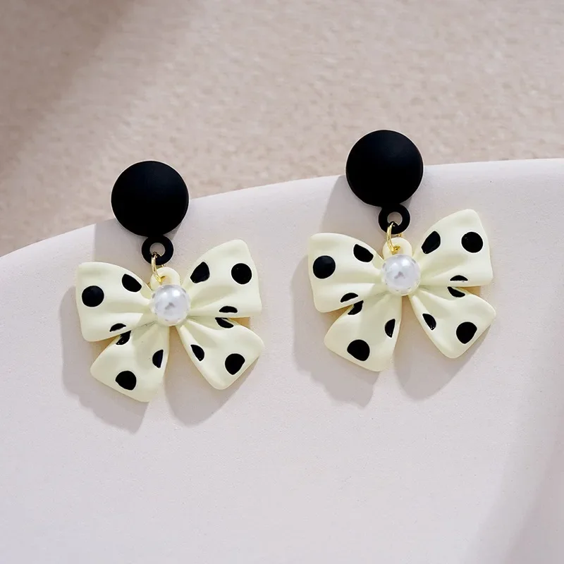 

Light Luxury Butterfly Pearl Stud Earrings Personalized Simple Earrings Fashion Jewelry Ear Rings for Women Accessories
