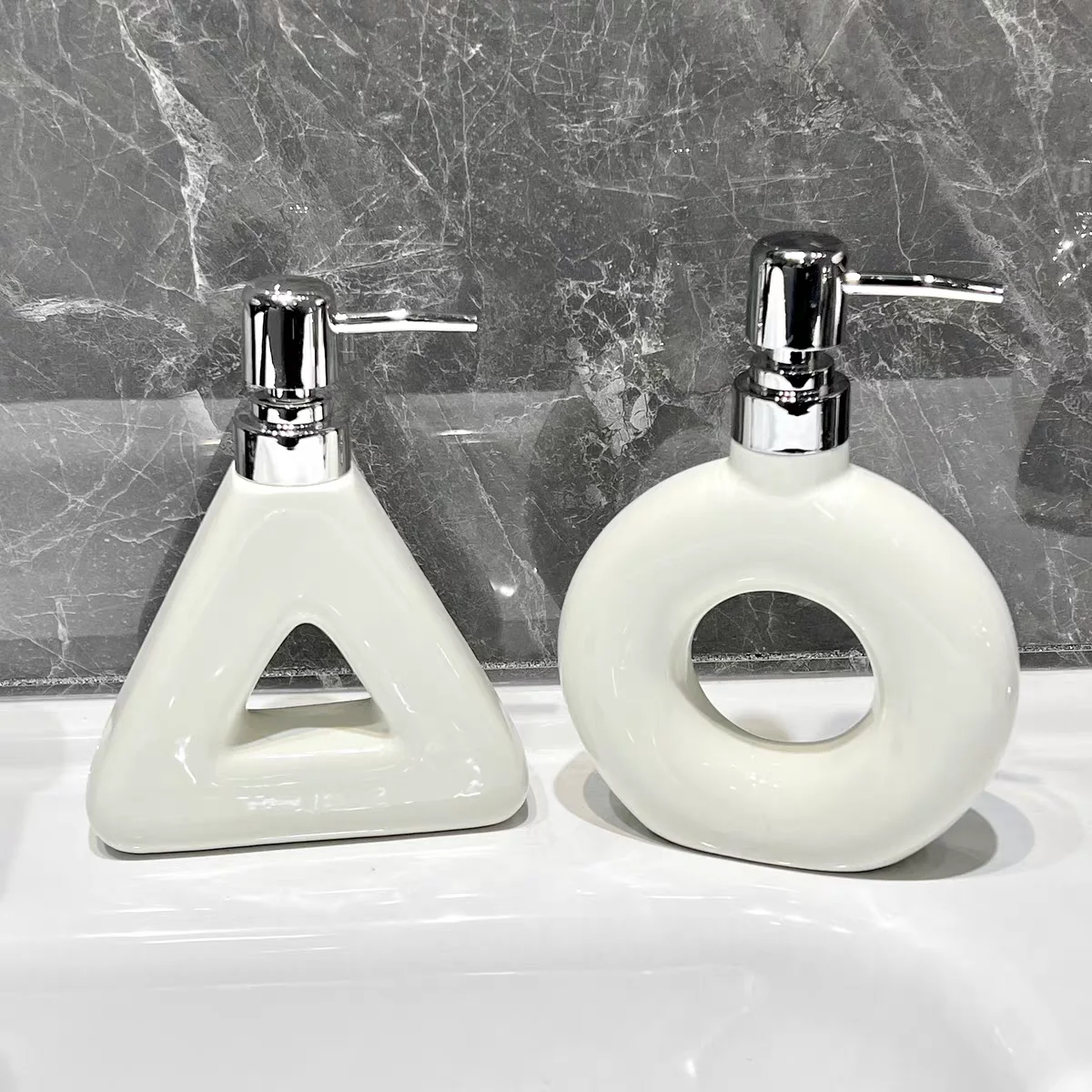 ห้องน้ําเครื่องจ่ายสบู่เหลวและเจล Dispensador De Agua เครื่องจ่ายแชมพูเหลวอุปกรณ์ครัวโลชั่นเจลทําความสะอาดมือครอบครัว 1