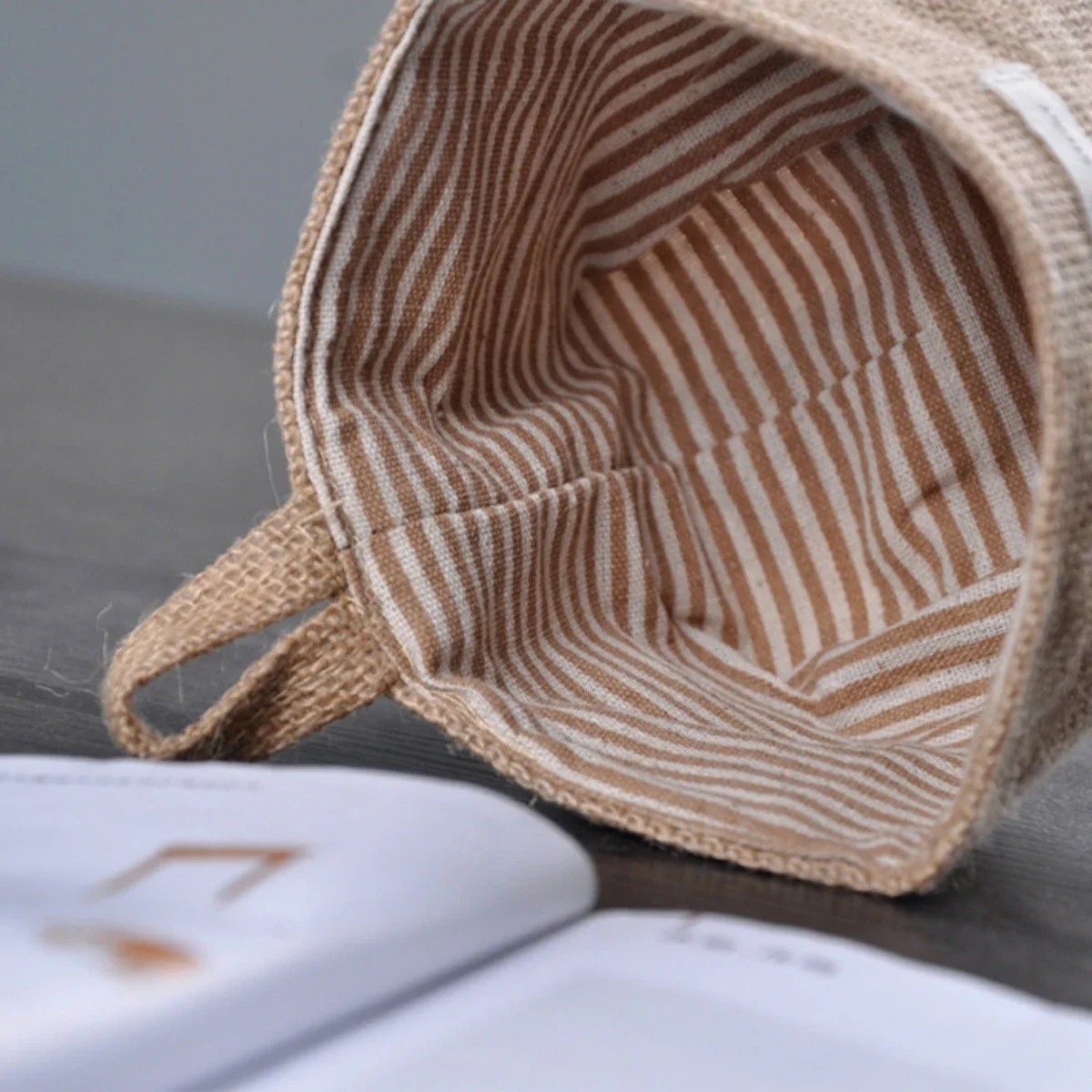 Description Picture 4 of item2pcs Wall-Hanging Storage Bags Cotton Linen Storage Basket Foldable Basket Family Organizer Box Decorative Bag (Color as Shown)