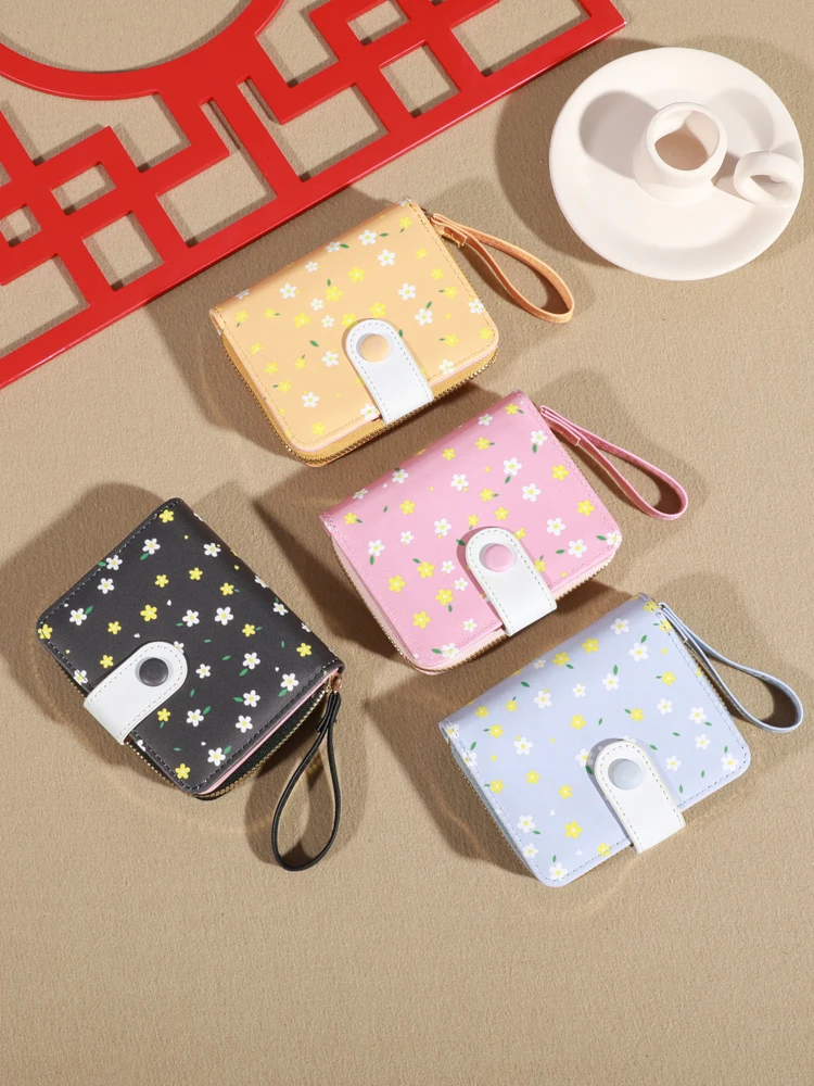 Fashionable and portable short wallet with zippered synthetic leather and ample card slots, perfect for Valentine's Day gift giv 5