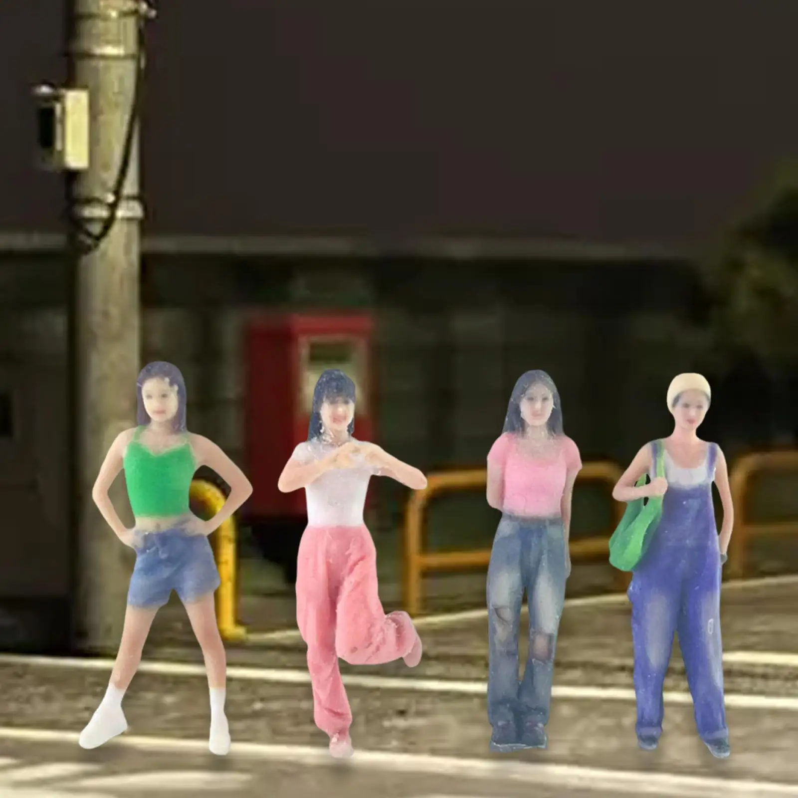 

4 шт. 1/64 фигурки для девушек, модель, реквизит для фильмов, поезда, архитектурное украшение для стола, S масштаб, Статуэтка из смолы, Декор