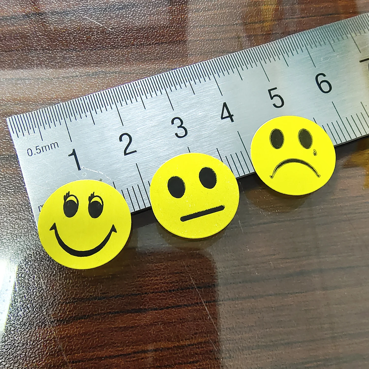 Lächeln ruhig traurig Gesicht Etikett Aufkleber für Emotion Ausdruck auf Belohnung und Bestrafung 16mm 25mm niedlichen Design beeindruckende Farbe – Detail 3