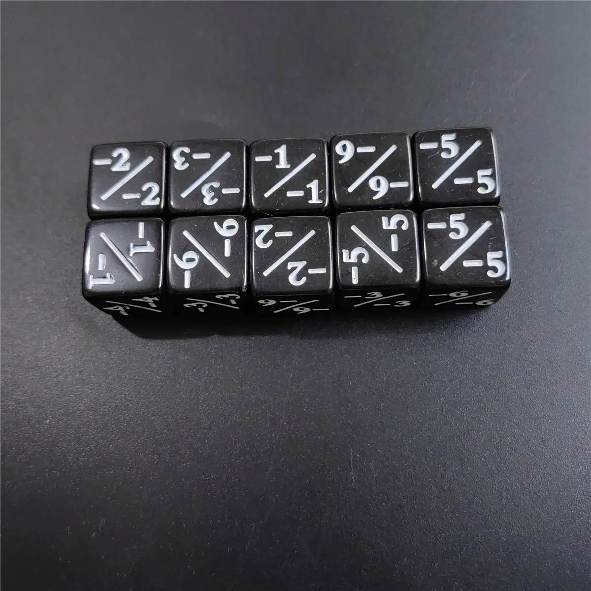 새로운 10개/세트 1.6cm 주사위 +1/+1&-1/-1 연산 검정색과 흰색 교육용 덧셈과 뺄셈 컬러 수학 주사위