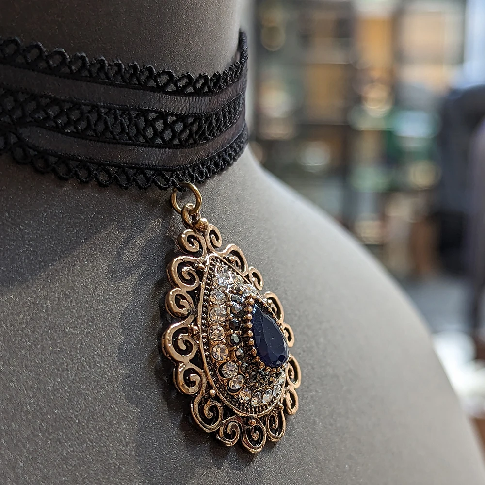 

Amorita boutique vintage short necklace