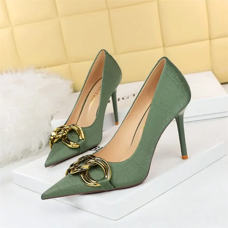 

7.5/9.5cm Thin Heels Ladies Office Shoes 2023 New Fashion Big Metal Buckle Shallow Women Pumps Black Green Pointy Toe Party Shoe