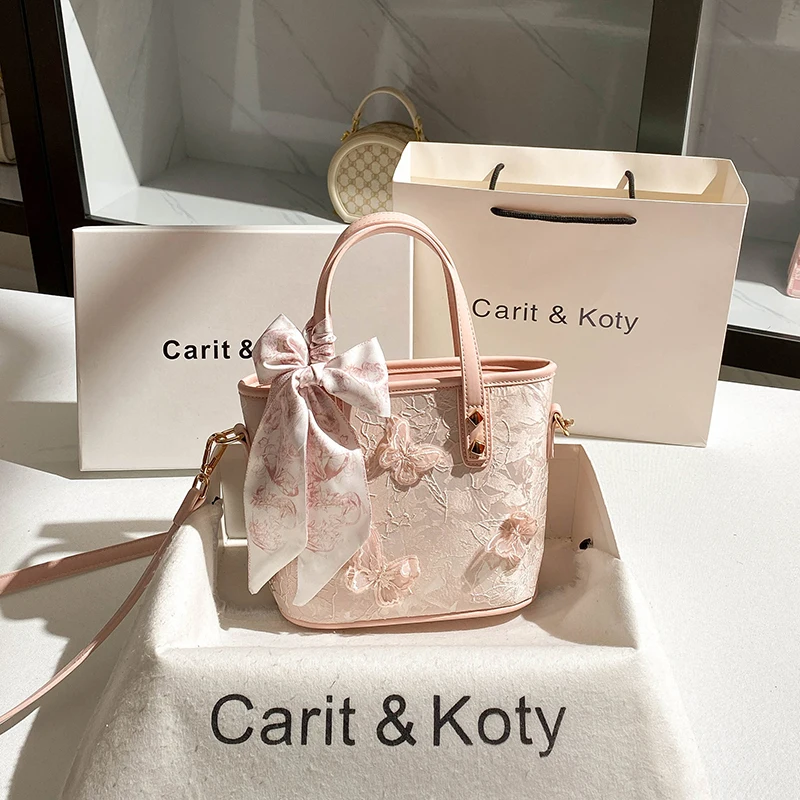 حقيبة يد أنيقة وفاخرة، تتميز بتصميم يضم زخارف فراش...