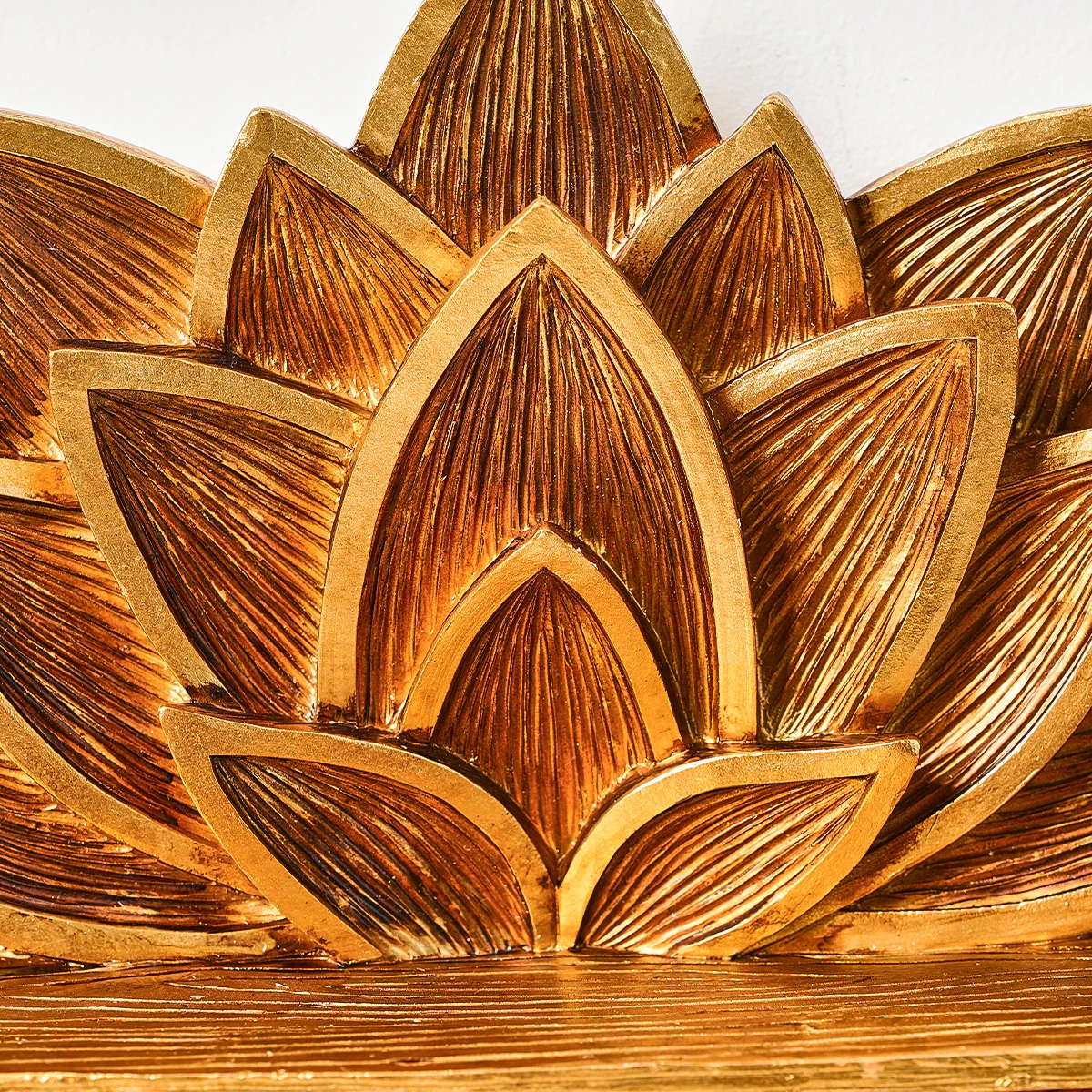 1PC, 9.8*6.8 inch resin material, imitation wood grain, golden lotus-shaped decorative corner frame