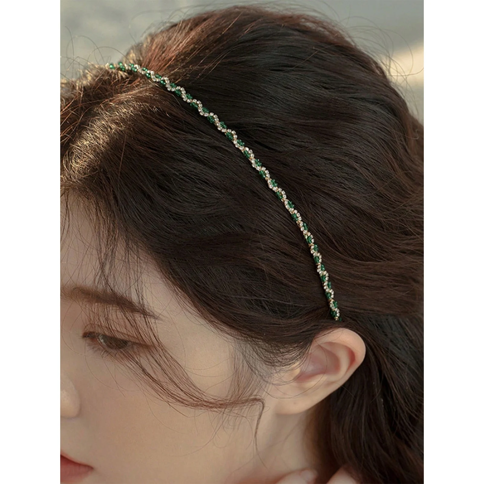 1 x elegantes grünes Stirnband im Retro-Palast-Stil mit schmalem Rand, glänzendes Haar-Accessoire aus Zinklegierung, geeignet für Partys und den täglichen Gebrauch