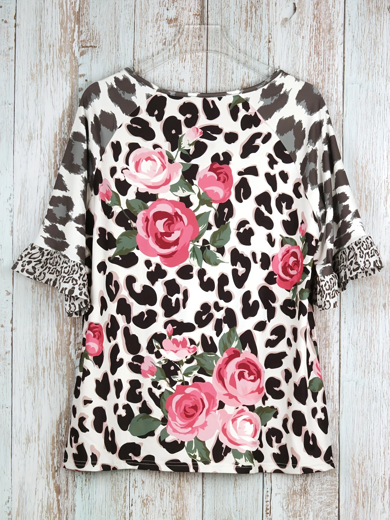 تي شيرت نسائي بأكمام قصيرة ورقبة V