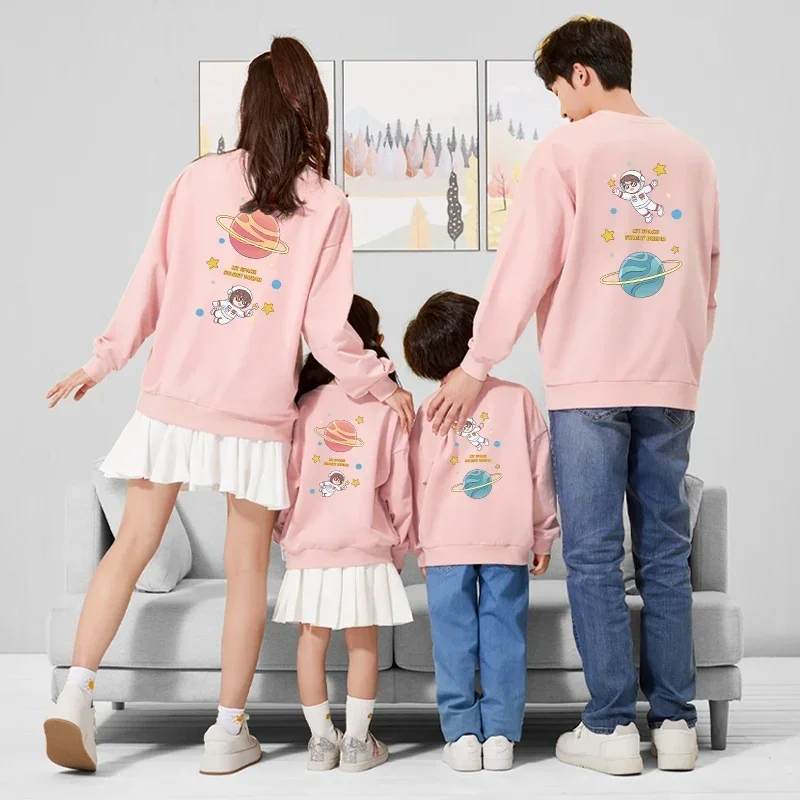 thumbnail image 2 of Conjuntos familiares a juego para Navidad e invierno, suéteres para parejas, camisetas con estampado de astronauta de dibujos animados, camisetas para madre e hija, sudaderas para padre e hijo, 2 of 5