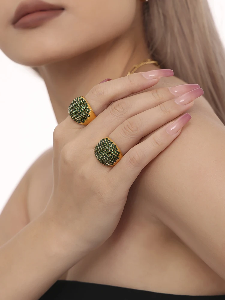 Anelli in acciaio inossidabile con zirconi lucidi per le donne Anello indice con dito rotondo impermeabile di tendenza placcato in oro Regalo di gioielli di lusso - immagine 3