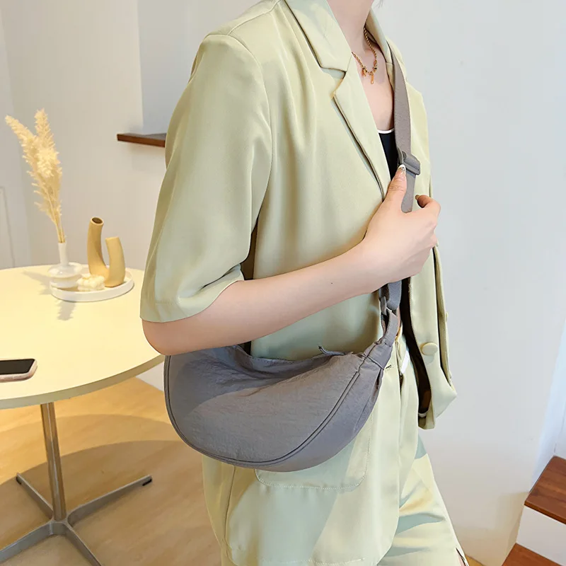 Рисунок 3 - Повседневная нейлоновая сумка-хобо для женщин