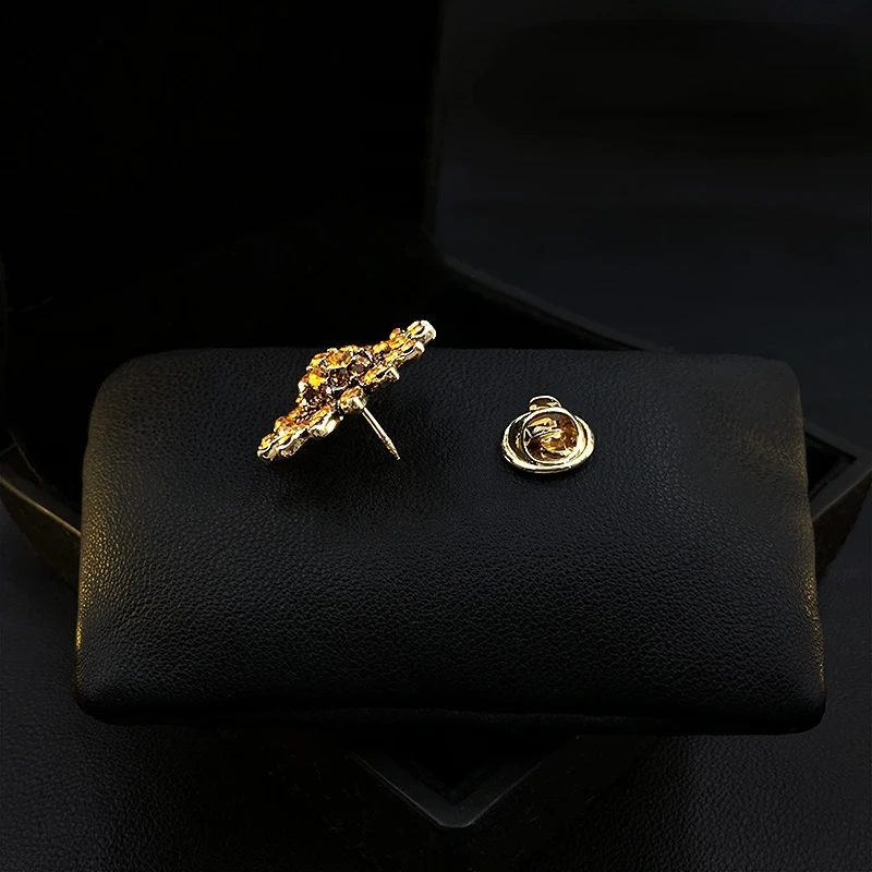 Retro Rhinestone Sunflower Brooch Exquisite Dark Flash Corsage Suit Flower Pin Clothes Accessories Women Men Jewelry Party Gifts