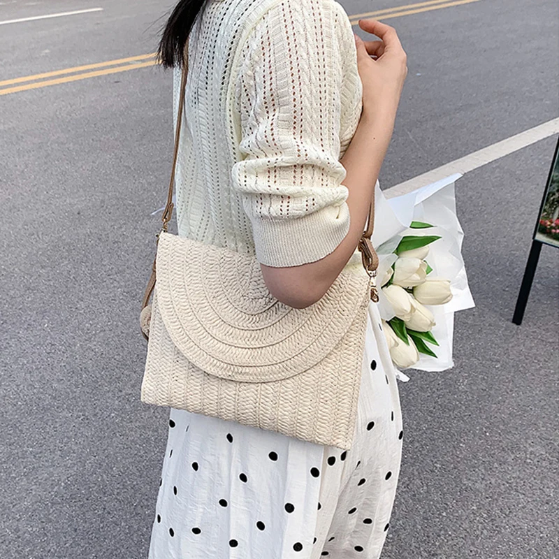 Summer Beach Straw Clutch Bag Cute Ball pendant Crossbody Bag for Women Travel Shoulder Bags Purse Ladies Casual Bags Wicker Bag