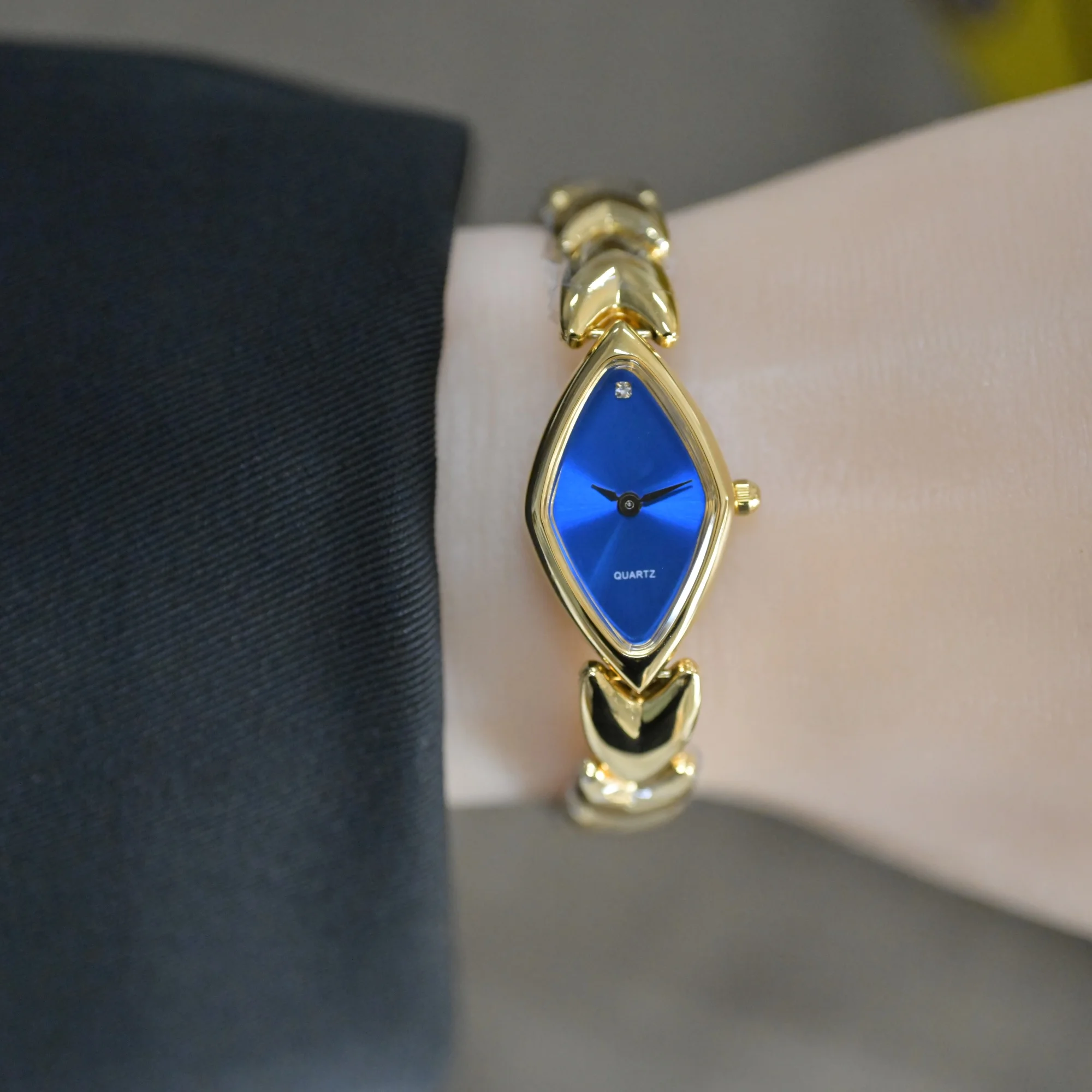 2025 ساعة نسائية فاخرة بتصميم عتيق مقاومة للماء وخ...