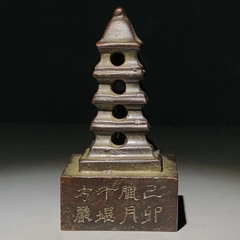 

Старинная резная пагода из латуни, украшения, уплотнения, старые предметы, подержанные старые бронзы, антиквариат, Аутентичные коллекции