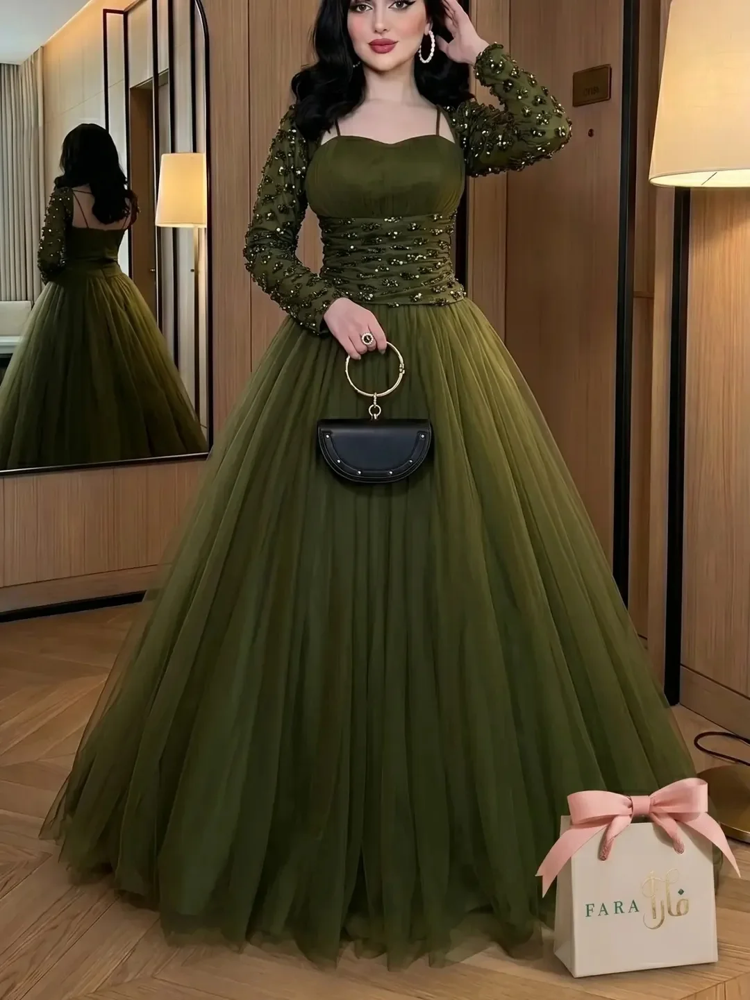فساتين سهرة مخصصة بأكمام طويلة، فساتين حفلات مطرزة بالخرز بتصميم حبّيّ على شكل قلب، فساتين حفلات تخرج طويلة تصل للأرض