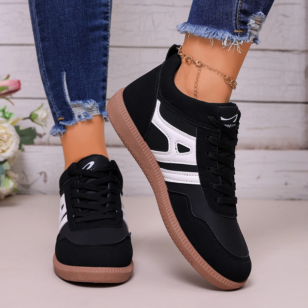 New 2025 Ladies Black Soft-soled Comfortable Sneakers Women's Leisure Joker Walking Shoes Tenis Feminino Zapatillas Mujer