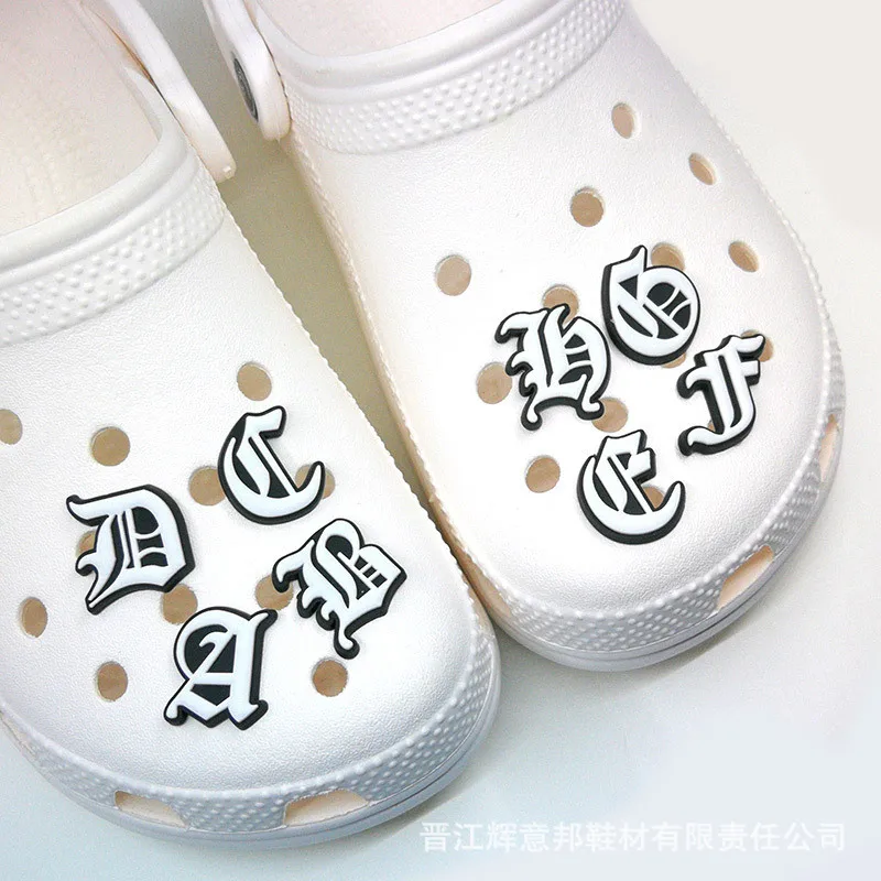 1 Stück neuer Stil Charms altes englisches Alphabet PVC Loch Schuh Schuhe Blume Silber Brief Schuhe Charme Schuhe dekorative Accessoires – Detail 2