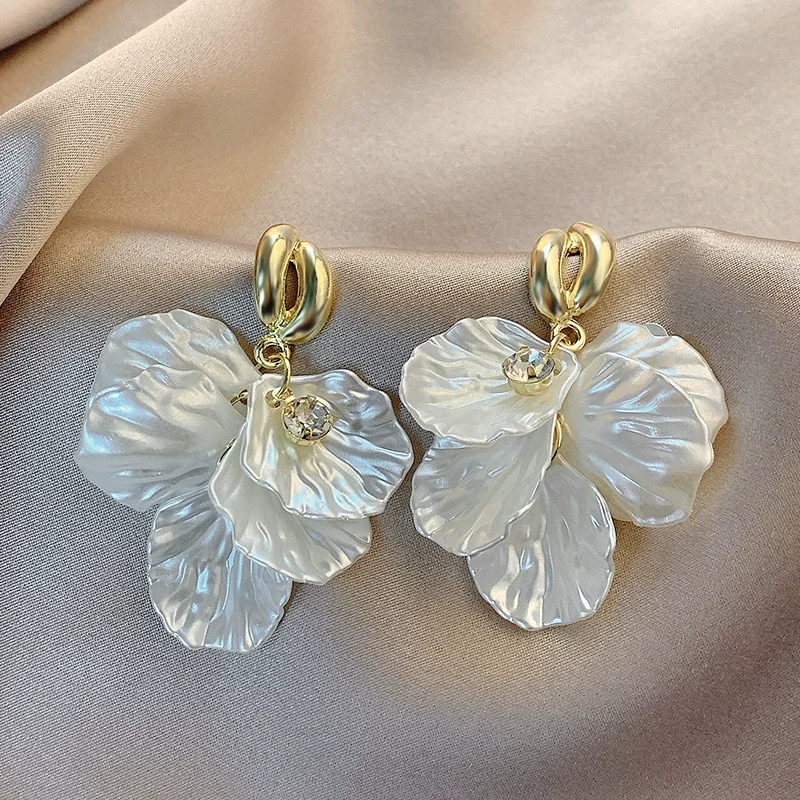 Fashion Flower Dangle Earrings for Women Golden Bend Metal Drop White Acrylic Petal Tassel Long Earrings Personality Jewelry