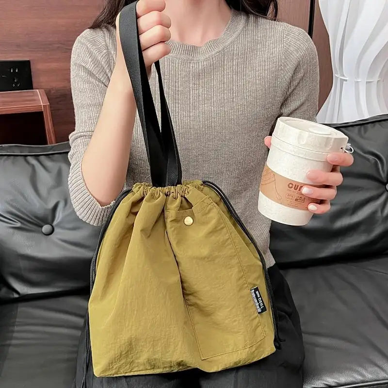 간편한 야외 식사를 위한 단열 및 조임끈이 있는 경량 도시락 가방