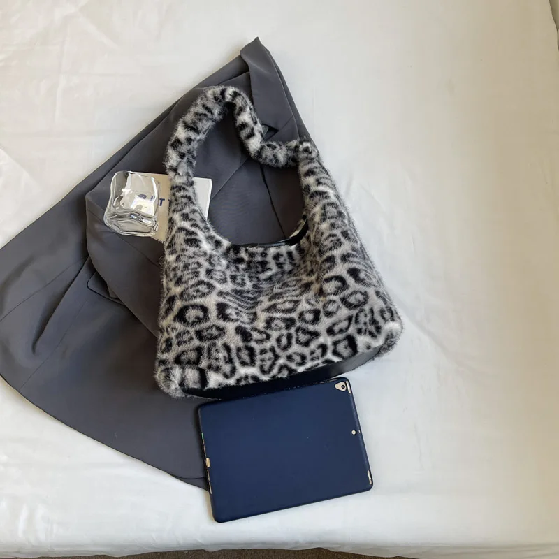 Stylish Shoulder Bag Large Capacity Fluffy Tote Handbag Leopard Print Plush Shoulder Bag Commute Handbag
