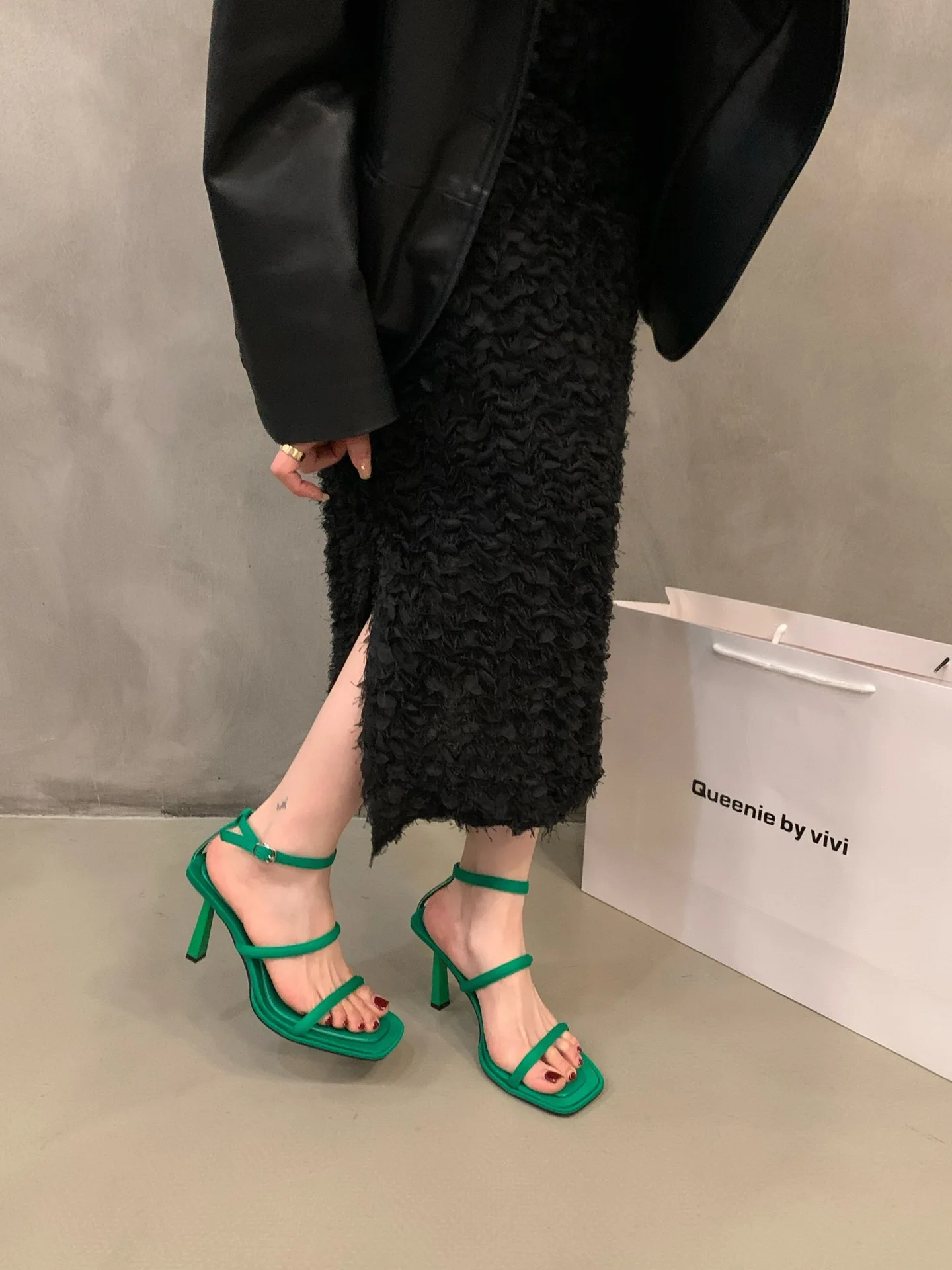 French Niche High-end One-piece Sandals for Women's 2023 New Summer Slim Heels with A Minimalist High Heel Look