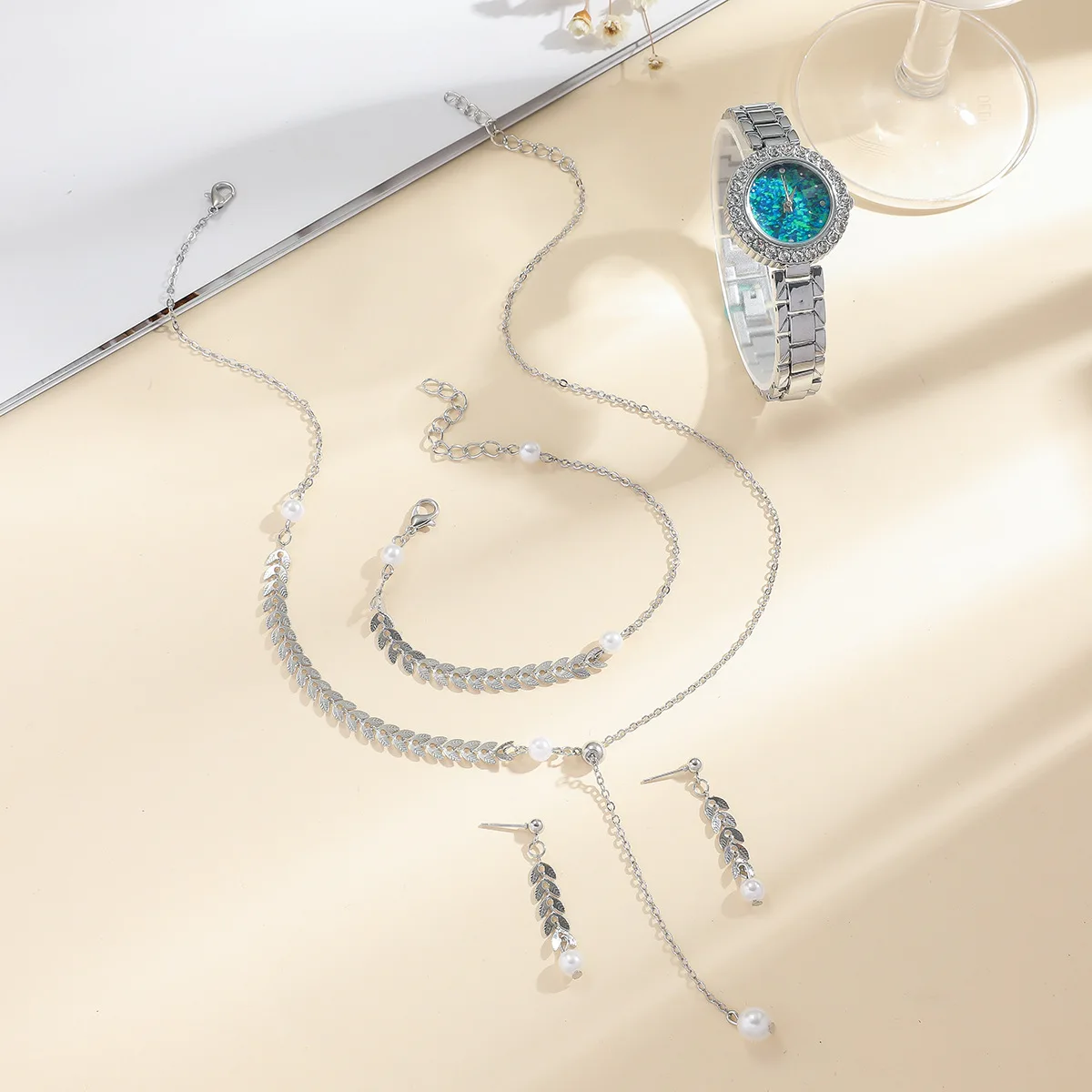 New women's watch set, fashionable niche Instagram style steel band watch set