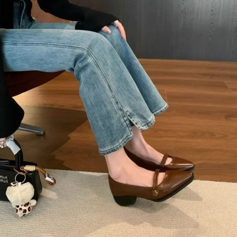 Französische Vintage Mary Jane Schuhe mit klobigem Absatz 2026 Neu – Spitze Pumps mit Kamelien-Schnalle, mittelhoher Absatz, Büro- und Arbeitsschuhe für Damen – Detail 1