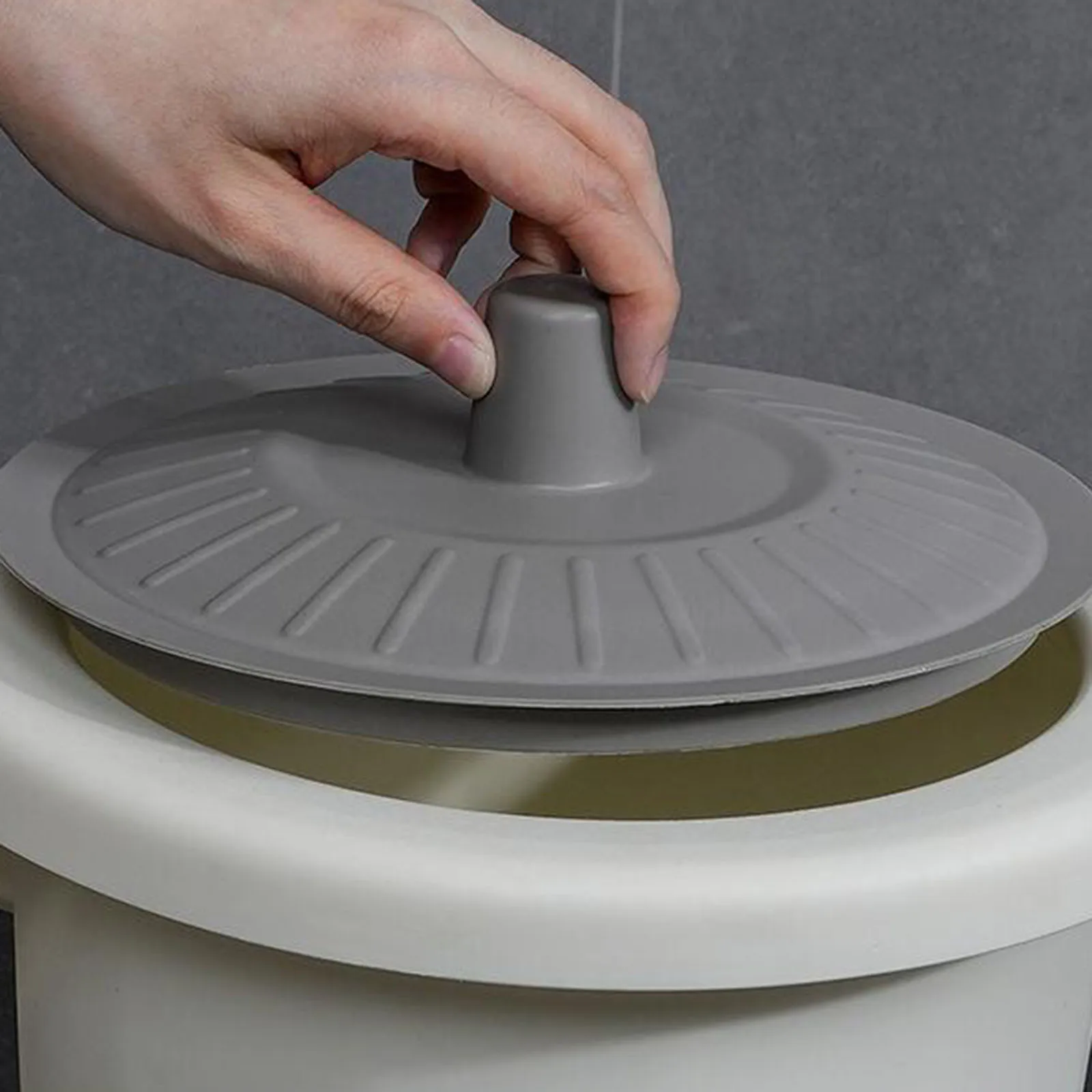 Chamber Pot with Lid Bedside Urinal Urine Bucket Spittoon Chamber Bucket for Female Male Home Use Elderly Women Men Children 3
