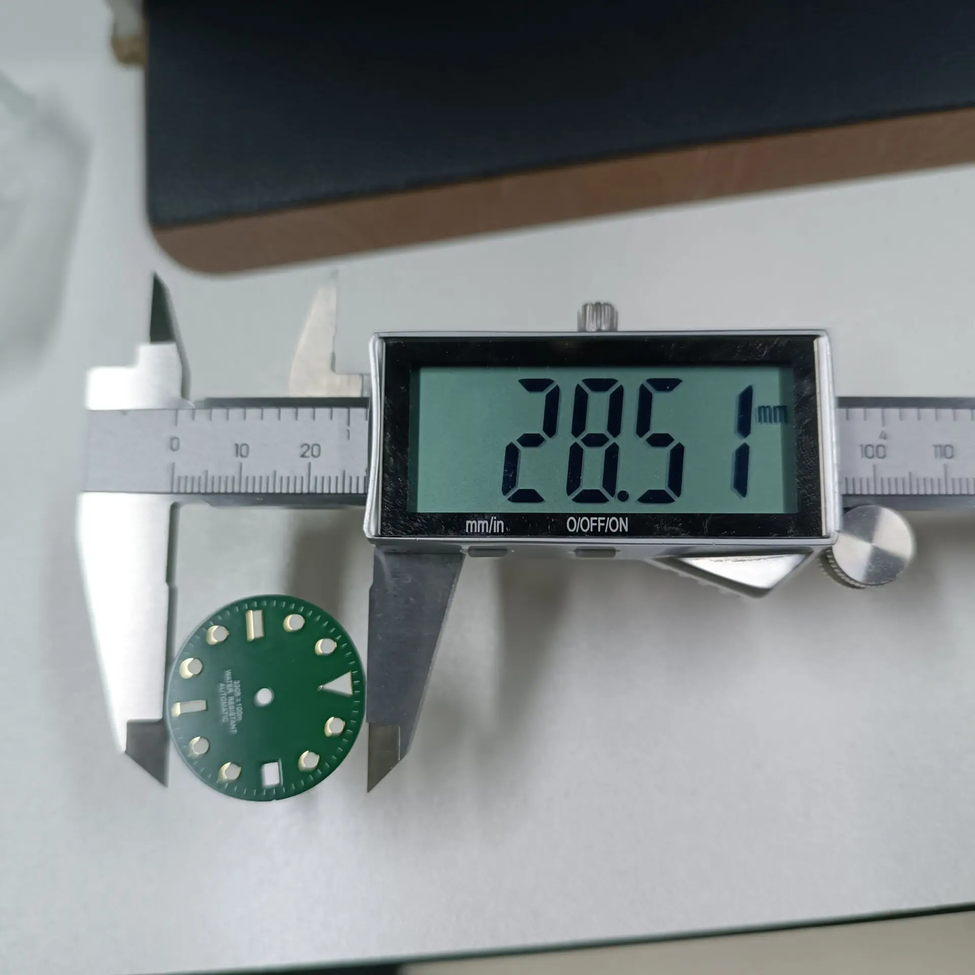 Cadran De Montre Vert Lumineux 28,5 Mm Pour Mouvement NH35 - Neuf Avec étiquettes