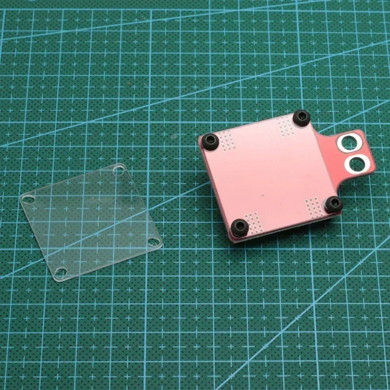 Panneau isolé pour pile FPV 30.5x30.5mm présenté en angle, montrant son épaisseur et ses bords nets.