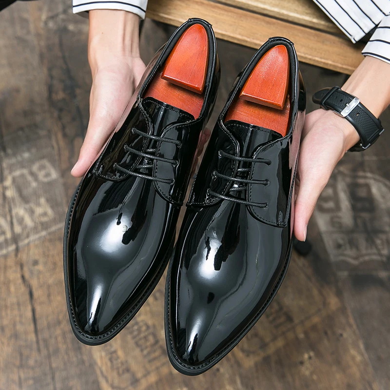 

2023 Men Mirror Face Oxfords Luxury Designer Formal Shoes Patent leather Pointed Shoes Lace-Up Business Dress Green Mocasines