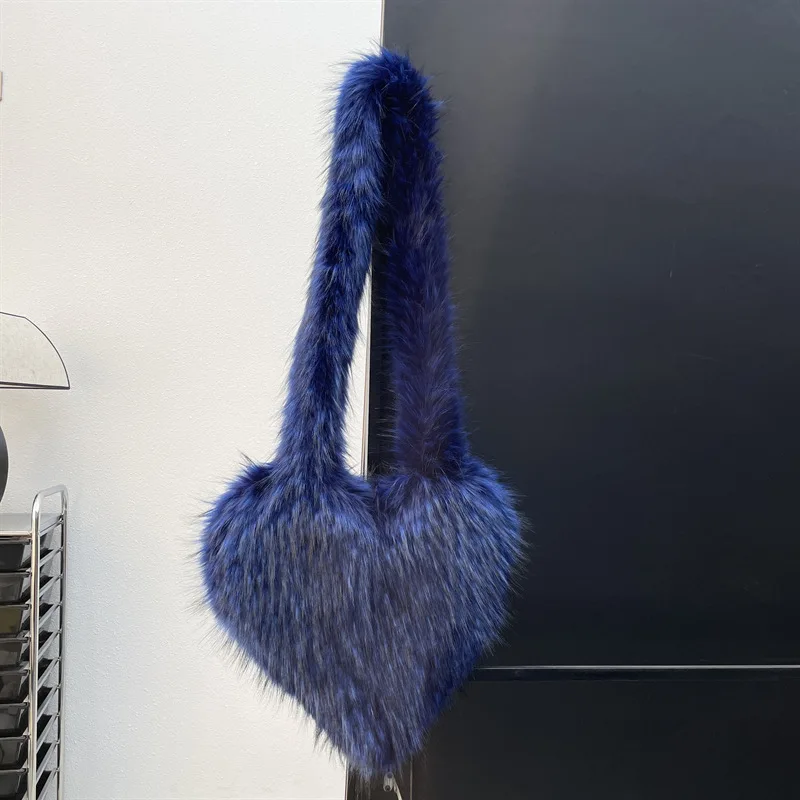 Рисунок 6 - Сумочки из искусственного меха енота