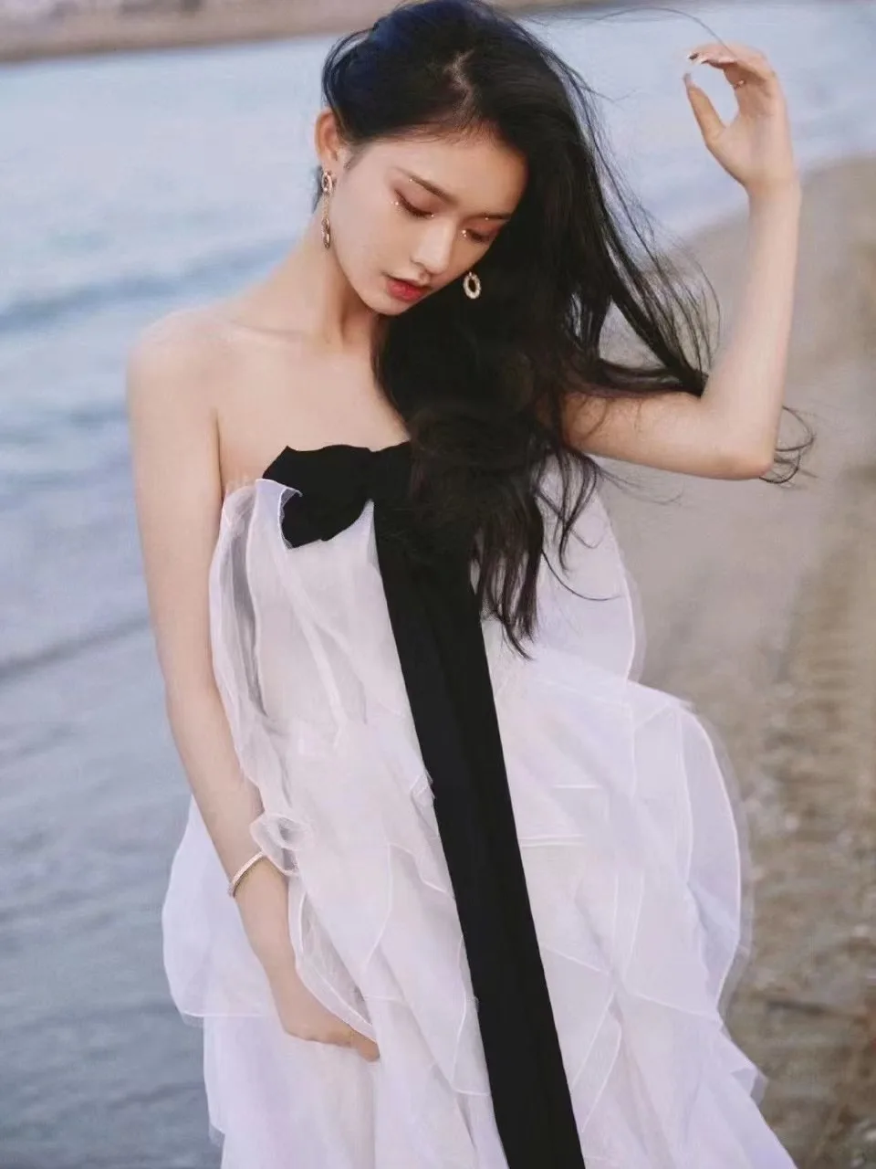 

Fairy celebrity bow ribbon splicing silk kelp edge stacking holiday style dress